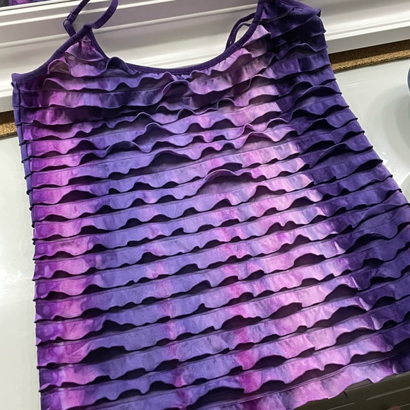 Light purple/dark purple tank top with inner lining bra. - Picture 2 of 3